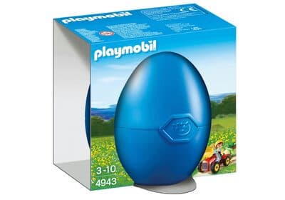 Junge mit Kindertraktor