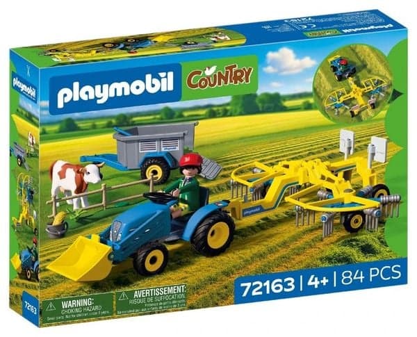 Kleiner Traktor mit Heuschwader