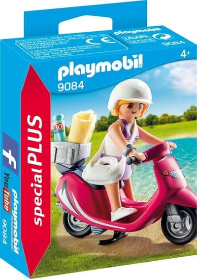 Strand-Girl mit Roller